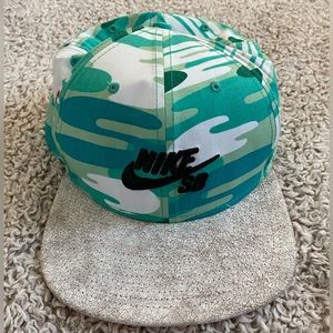 Adjustable Nike SB SnapBack hat with flamingo and peach under brim